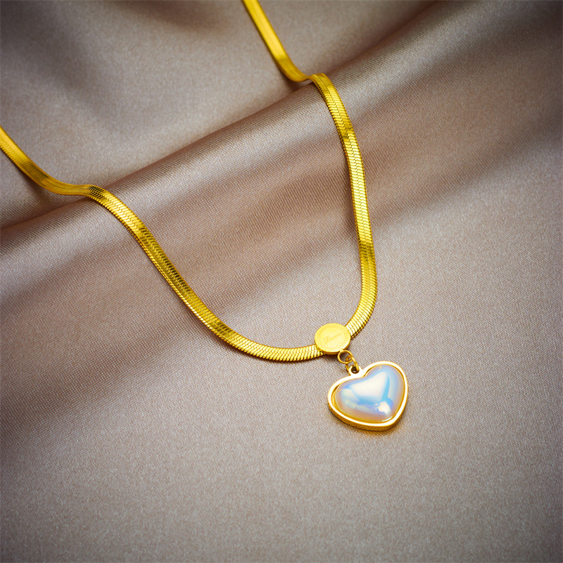 Acero Inoxidable 304 Chapados en oro de 18k Elegante Enchapado Embutido Forma De Corazón El Plastico Collar Colgante display picture 2