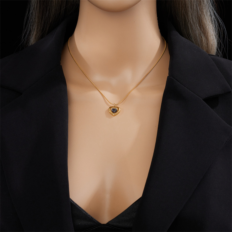 304 Stainless Steel 18K Gold Plated Retro Plating Inlay Heart Shape Stone Pendant Necklace display picture 5