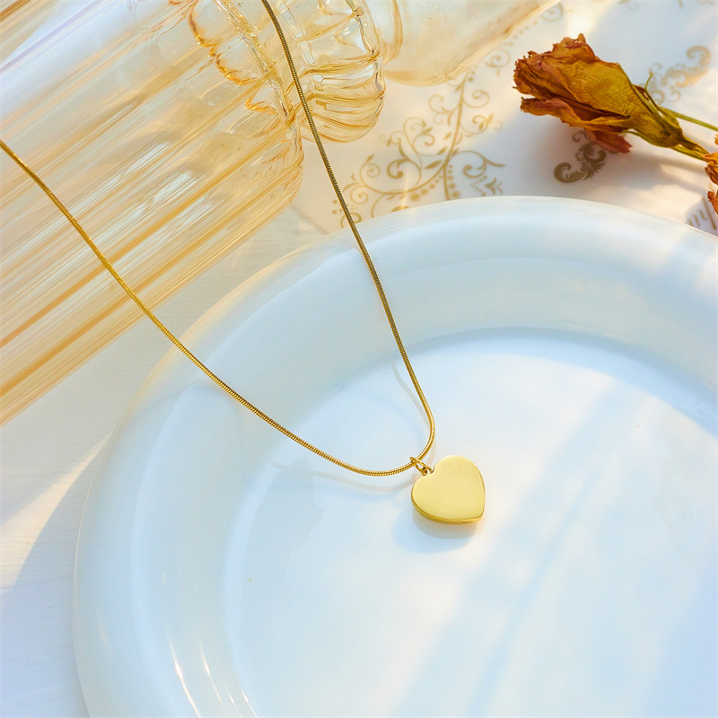 304 Stainless Steel 18K Gold Plated Retro Plating Inlay Heart Shape Stone Pendant Necklace display picture 3