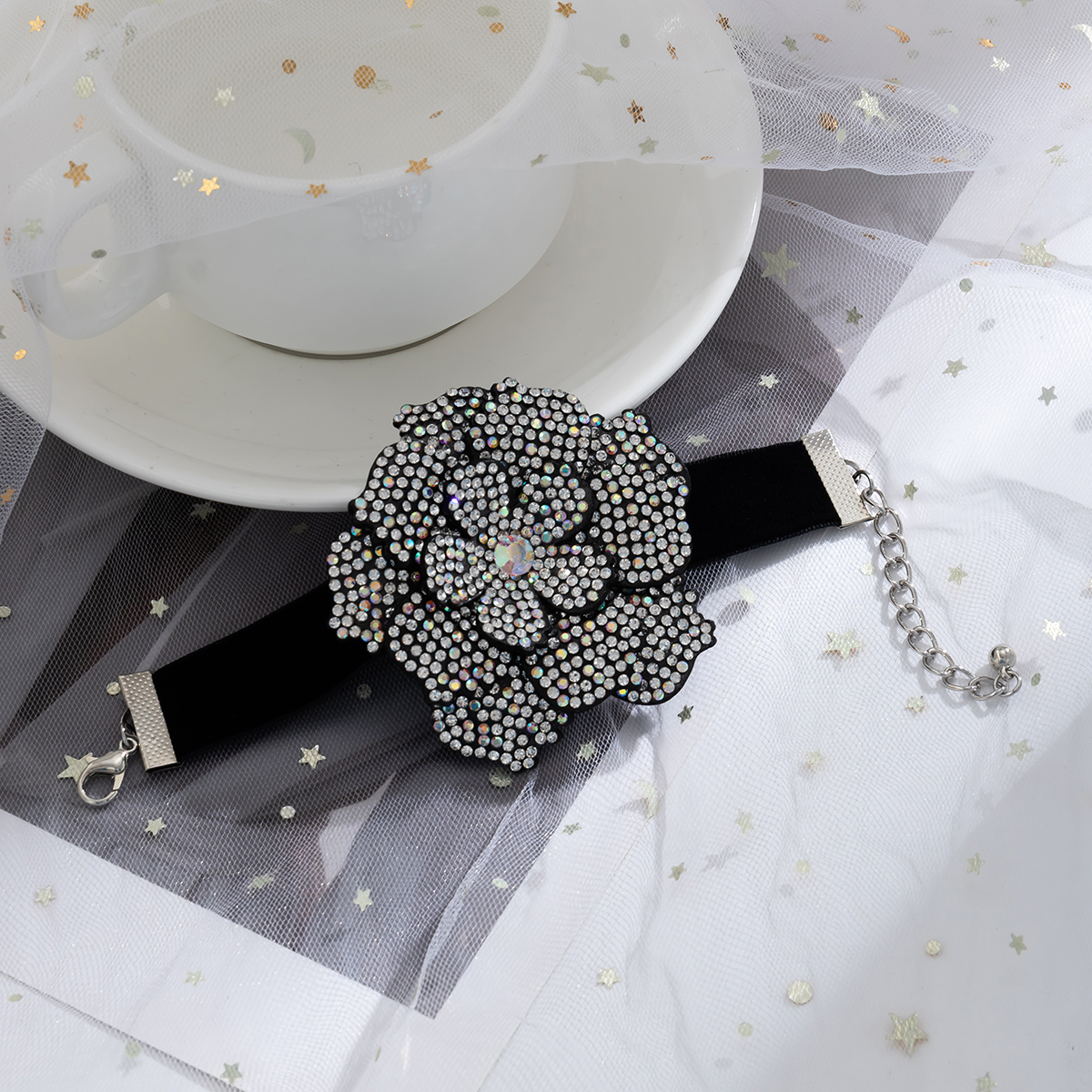 Glam Retro Exaggerated Flower Cloth Inlay Rhinestones Women's Bracelets Necklace display picture 5