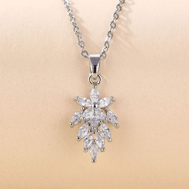Stainless Steel White Gold Plated Elegant Plating Inlay Round Flower Butterfly Zircon Pendant Necklace display picture 4