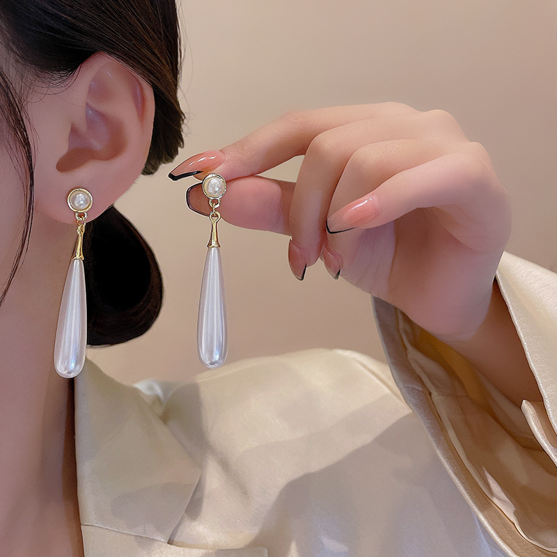 Elegant Vintage Style Water Droplets Alloy Plating Inlay Artificial Pearls Gold Plated Women's Drop Earrings display picture 1