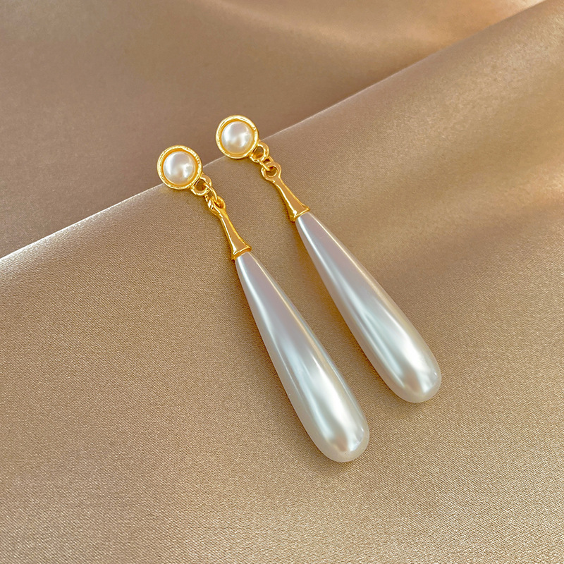 Elegant Vintage Style Water Droplets Alloy Plating Inlay Artificial Pearls Gold Plated Women's Drop Earrings display picture 5
