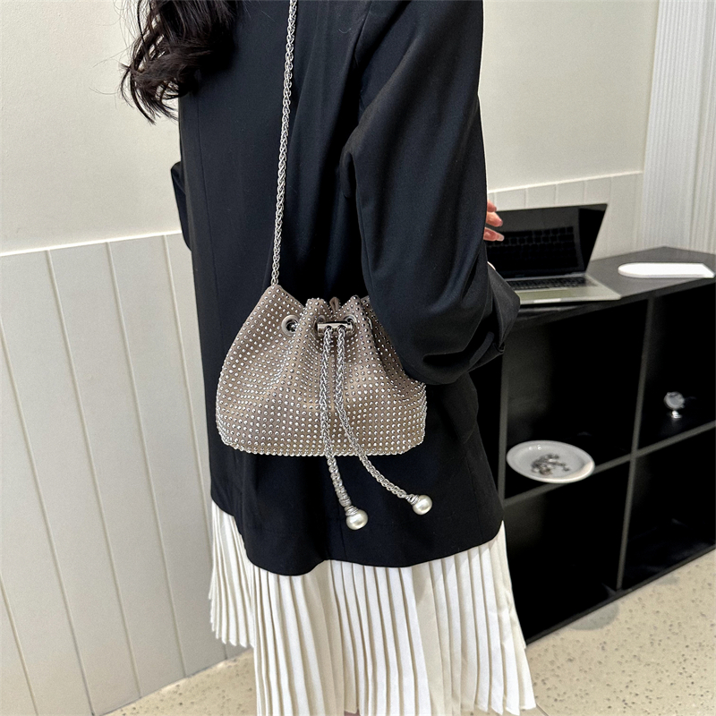 Women's Pu Leather Rhinestone Solid Color Classic Style Bucket String Shoulder Bag Crossbody Bag display picture 7