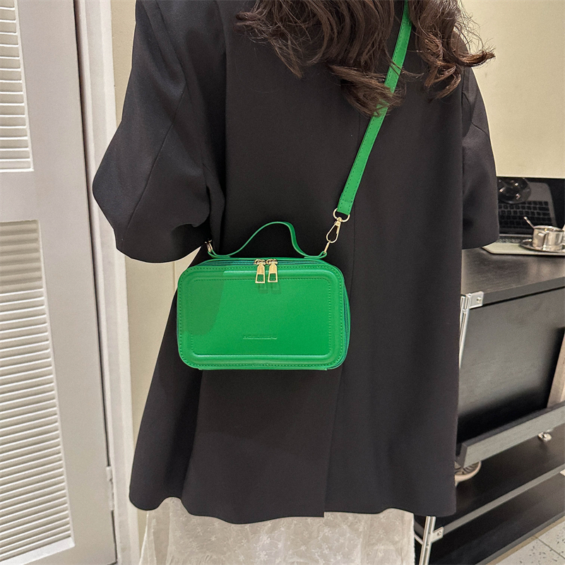Women's Pu Leather Solid Color Vintage Style Classic Style Square Zipper Shoulder Bag Handbag Crossbody Bag display picture 8