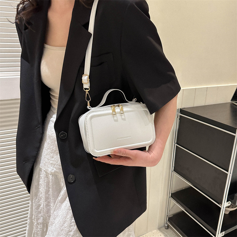 Women's Pu Leather Solid Color Vintage Style Classic Style Square Zipper Shoulder Bag Handbag Crossbody Bag display picture 1