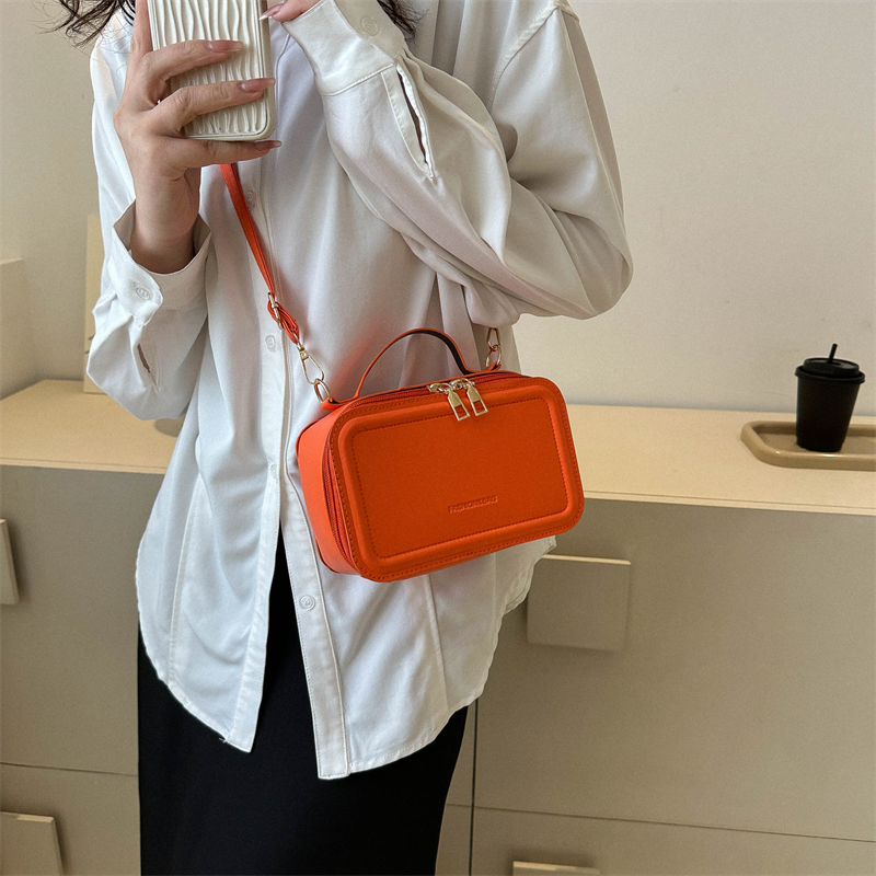 Women's Pu Leather Solid Color Vintage Style Classic Style Square Zipper Shoulder Bag Handbag Crossbody Bag display picture 4