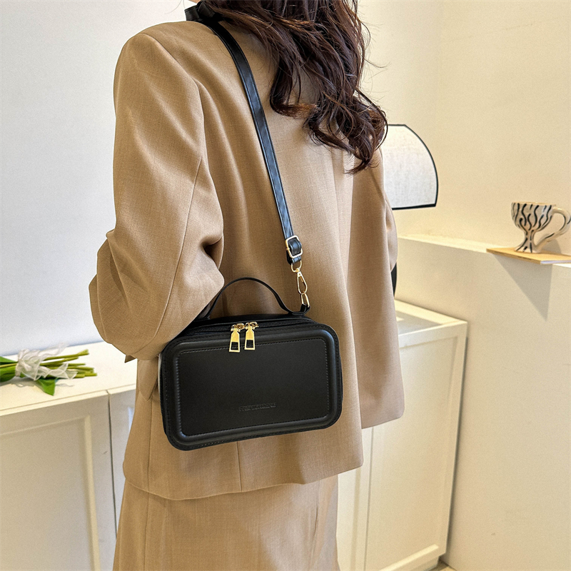 Women's Pu Leather Solid Color Vintage Style Classic Style Square Zipper Shoulder Bag Handbag Crossbody Bag display picture 9