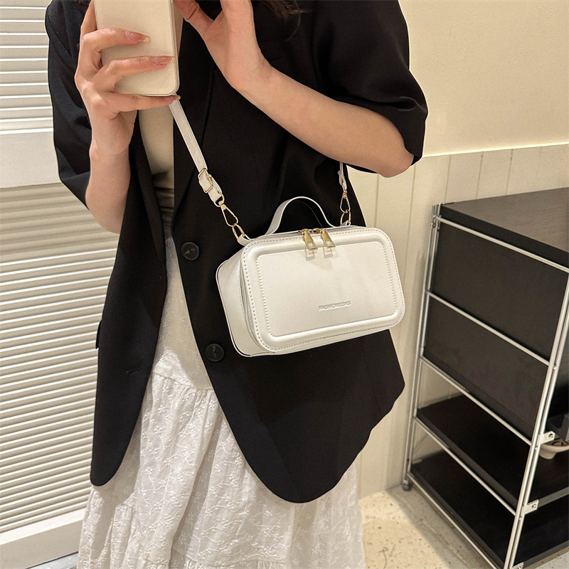 Women's Pu Leather Solid Color Vintage Style Classic Style Square Zipper Shoulder Bag Handbag Crossbody Bag display picture 6