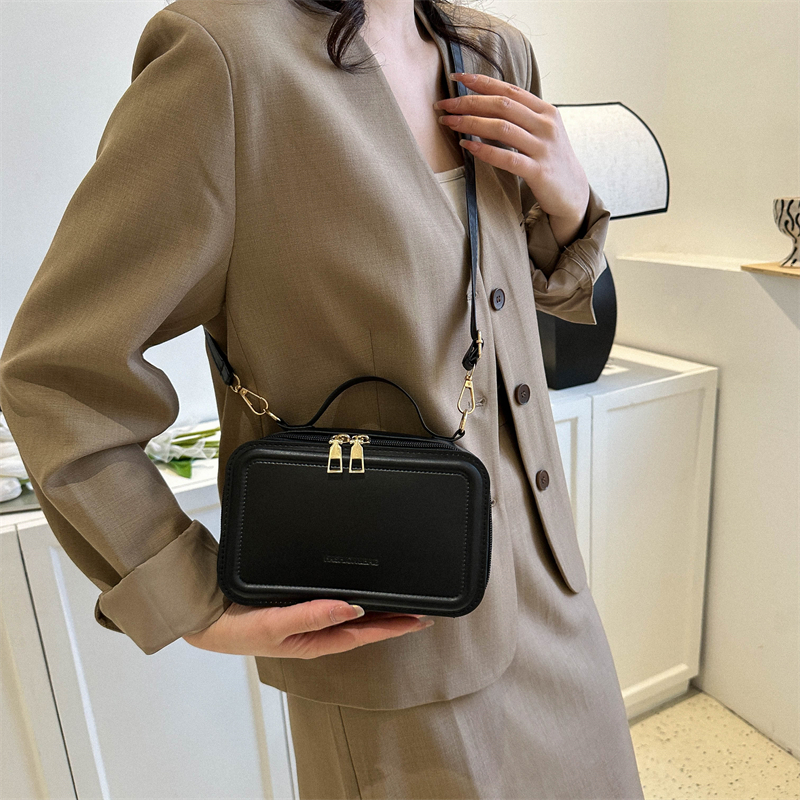Women's Pu Leather Solid Color Vintage Style Classic Style Square Zipper Shoulder Bag Handbag Crossbody Bag display picture 7