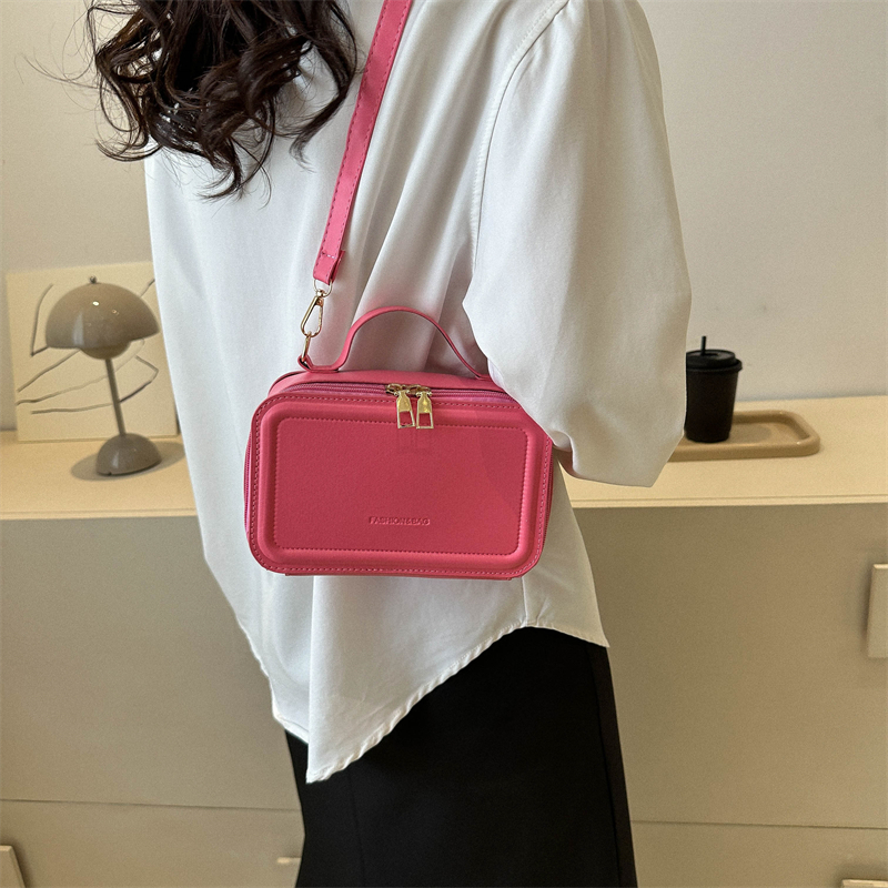 Women's Pu Leather Solid Color Vintage Style Classic Style Square Zipper Shoulder Bag Handbag Crossbody Bag display picture 2