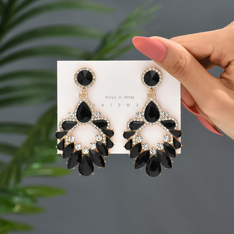 1 Pair Luxurious Geometric Inlay Alloy Rhinestones Glass Gold Plated Chandelier Earrings Drop Earrings display picture 5