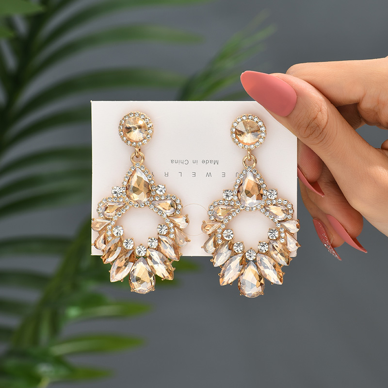 1 Pair Luxurious Geometric Inlay Alloy Rhinestones Glass Gold Plated Chandelier Earrings Drop Earrings display picture 9