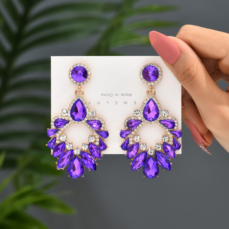 1 Pair Luxurious Geometric Inlay Alloy Rhinestones Glass Gold Plated Chandelier Earrings Drop Earrings display picture 13