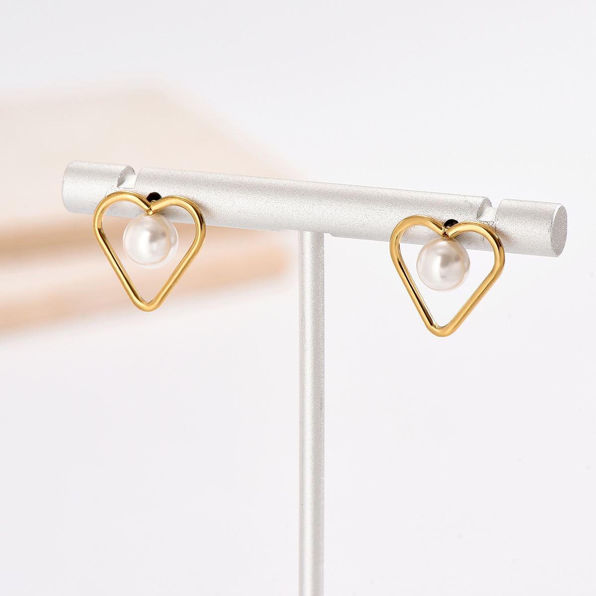 1 Pair Elegant Heart Shape Plating Inlay 304 Stainless Steel Artificial Pearls 14K Gold Plated Ear Studs display picture 1