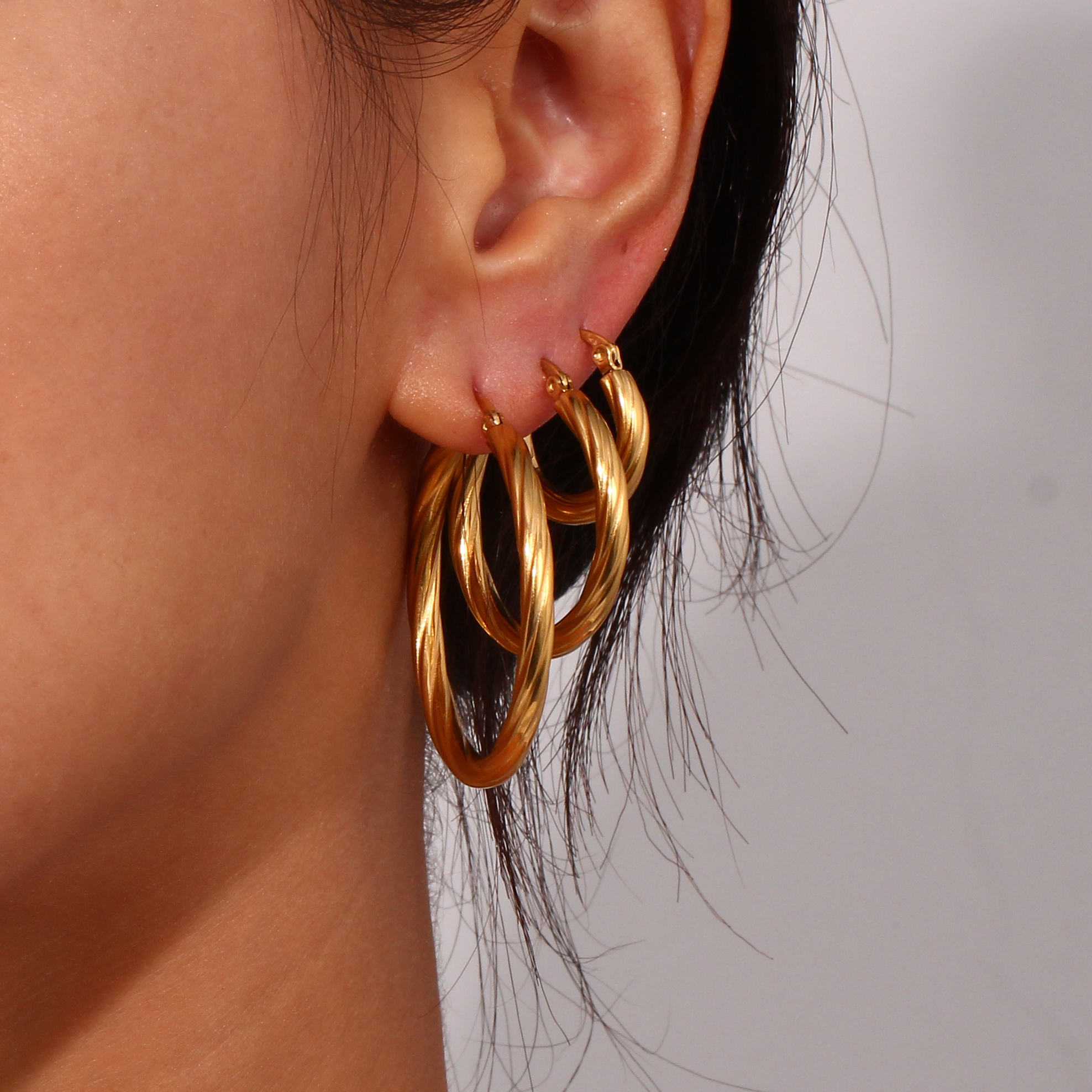 1 Pair Vintage Style Simple Style Round Stainless Steel Plating 18k Gold Plated Hoop Earrings display picture 3