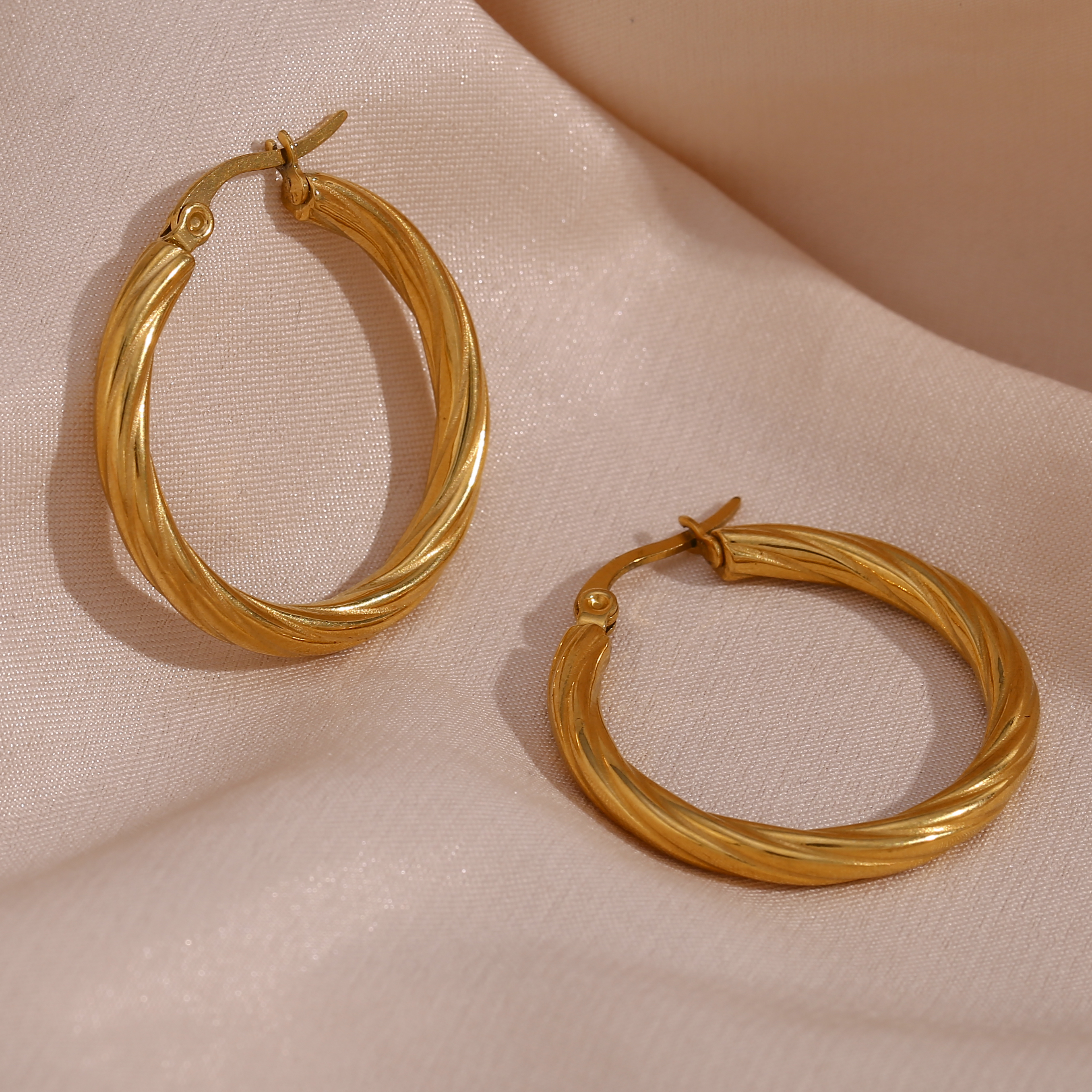 1 Pair Vintage Style Simple Style Round Stainless Steel Plating 18k Gold Plated Hoop Earrings display picture 7