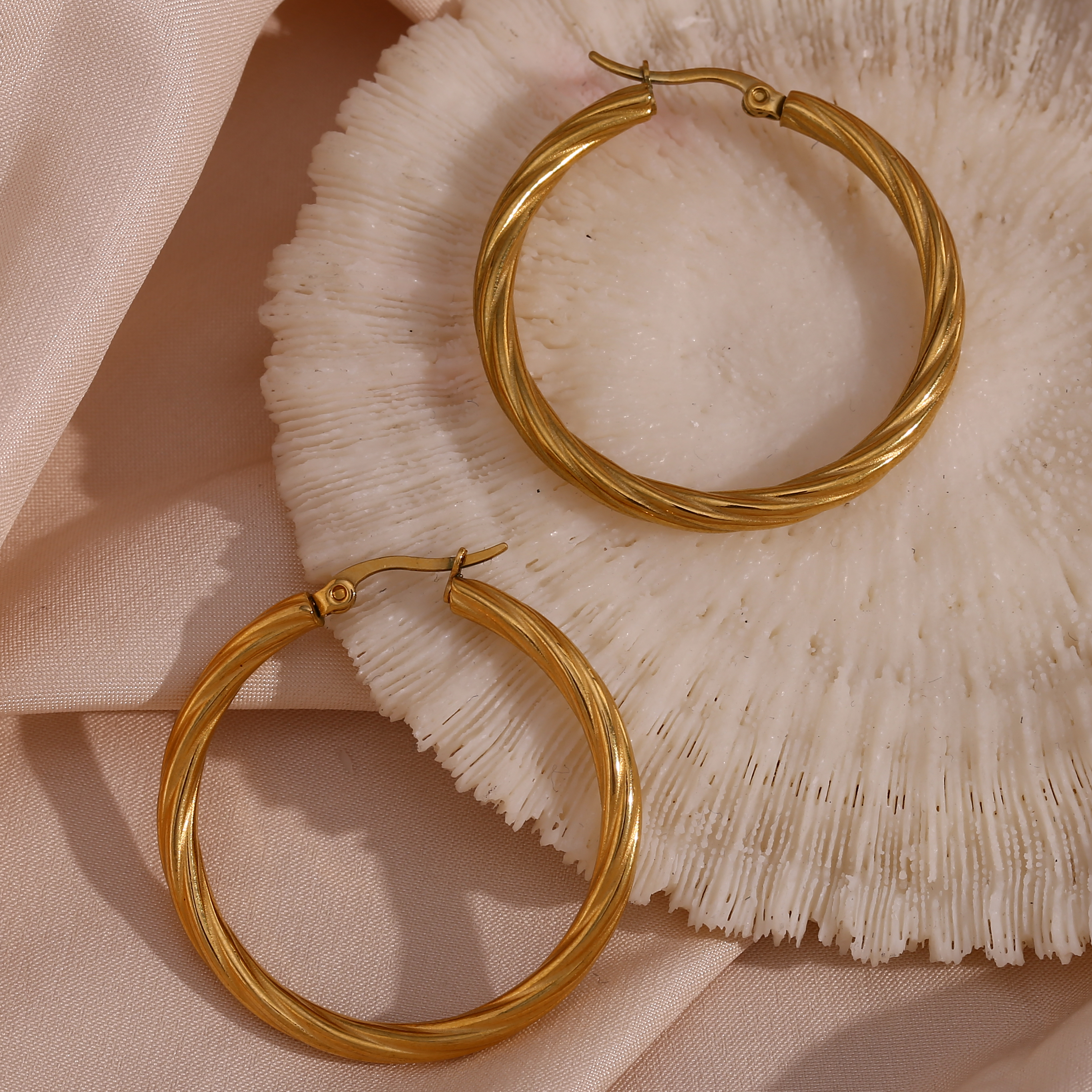 1 Pair Vintage Style Simple Style Round Stainless Steel Plating 18k Gold Plated Hoop Earrings display picture 12