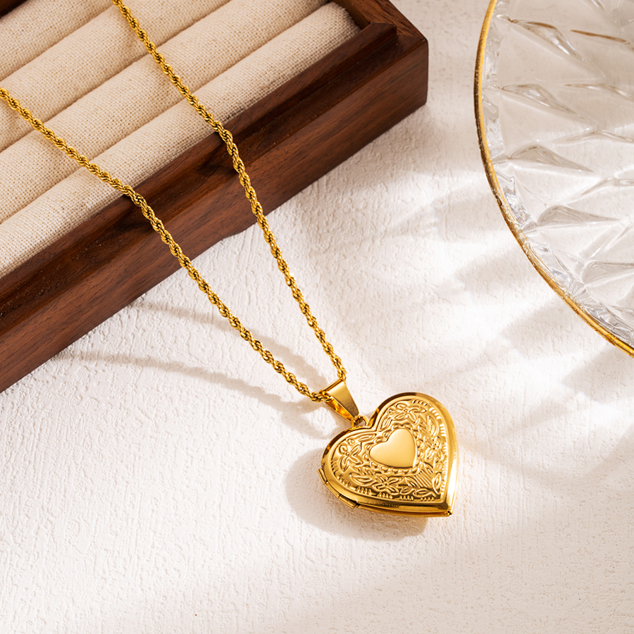 Modern Style Square Heart Shape Shell Stainless Steel Three-dimensional Carving 18k Gold Plated Pendant Necklace display picture 2