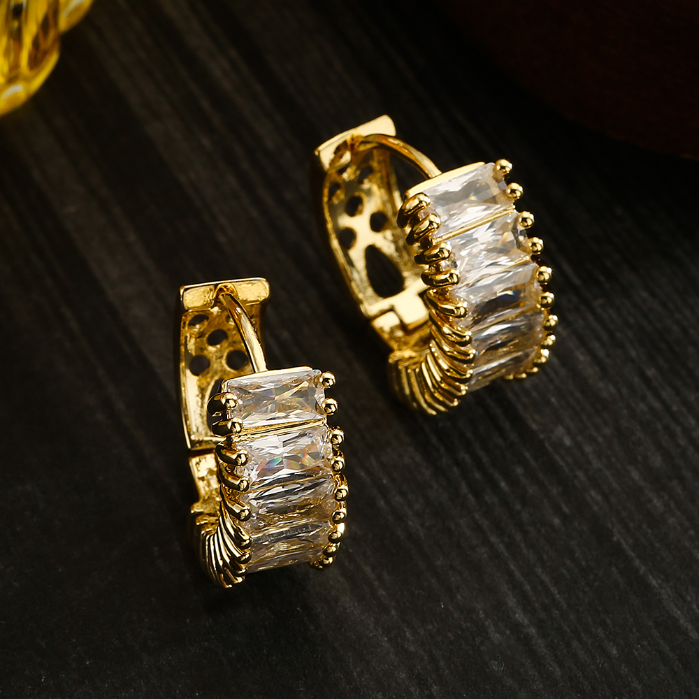 1 Paar Glänzende Quadratische Ovale Kupferplatte Einlege Zirkon 18k Vergoldete Reifen Ohrringe display picture 3