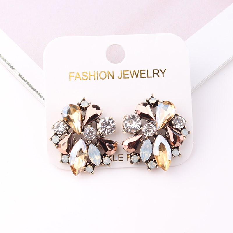 Retro Sweet Flower Alloy Plating Inlay Acrylic Rhinestones Gold Plated Women's Ear Studs display picture 4