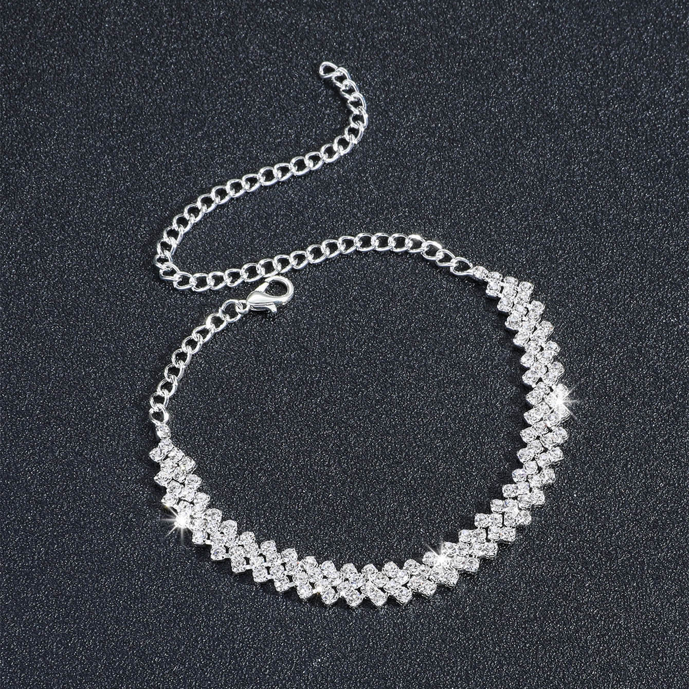 Elegant Shiny Geometric Solid Color Metal Inlay Rhinestones Women's Bracelets display picture 3
