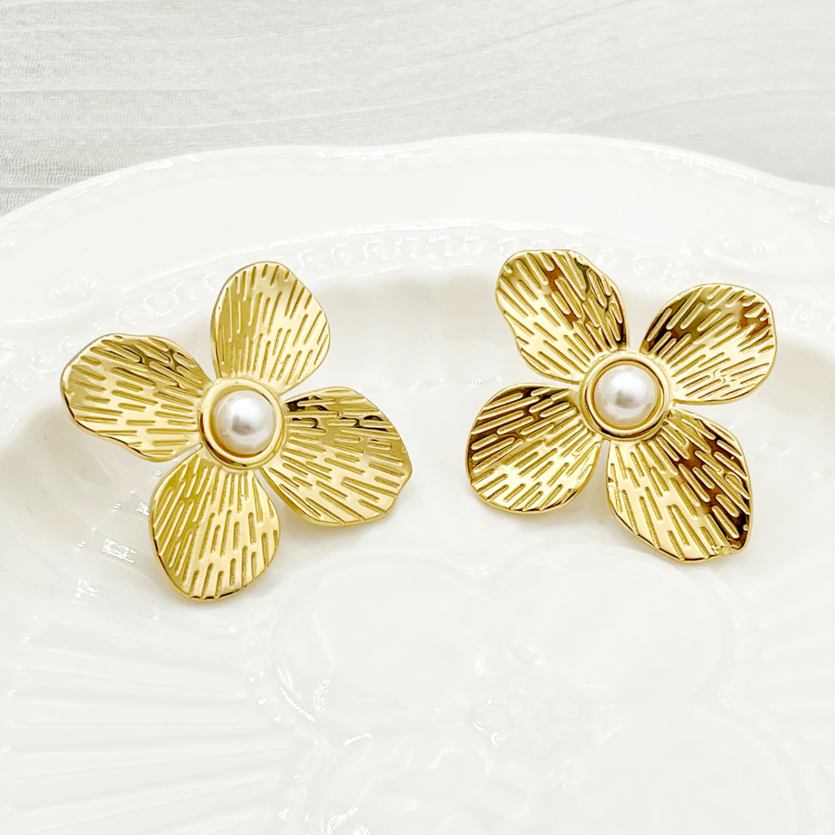 1 Pair Artistic Flower Polishing Plating Inlay 304 Stainless Steel Pearl 14K Gold Plated Ear Studs display picture 1