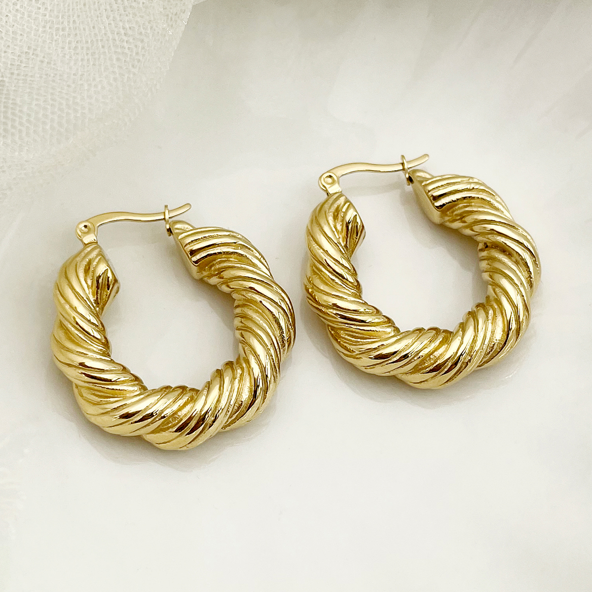 1 Pair Retro Solid Color Twist Polishing Plating 304 Stainless Steel 14K Gold Plated Hoop Earrings display picture 1