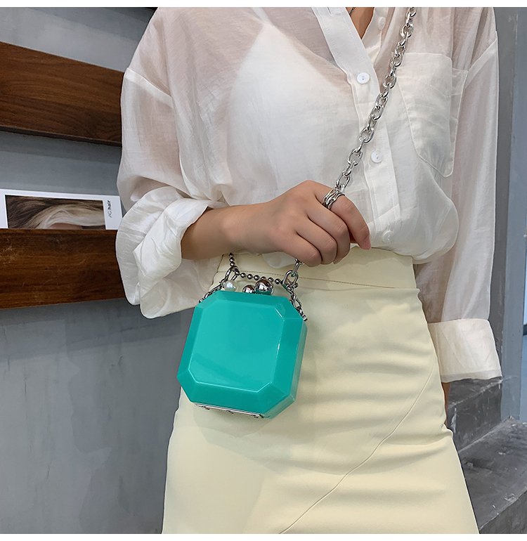 Women's Arylic Solid Color Streetwear Square Lock Clasp Shoulder Bag Crossbody Bag Chain Bag display picture 6