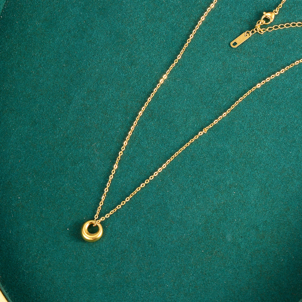 Elegant Einfacher Stil Runden Titan Stahl Überzug 18 Karat Vergoldet Halskette Mit Anhänger display picture 3