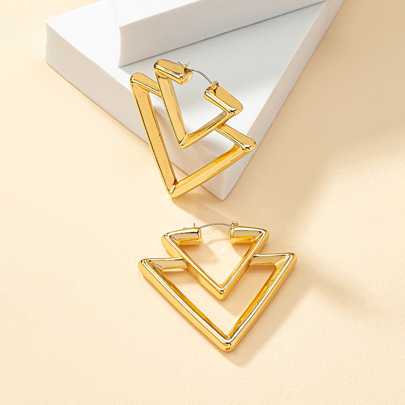 Retro Modern Style Triangle Alloy Plating Women's Earrings display picture 3