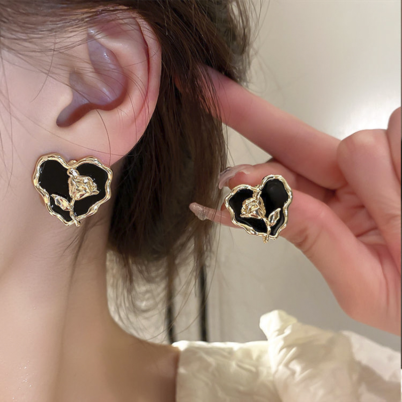 Elegant Korean Style Heart Shape Flower Alloy Irregular Women's Ear Studs display picture 2