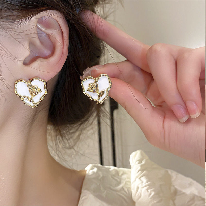 Elegant Korean Style Heart Shape Flower Alloy Irregular Women's Ear Studs display picture 5