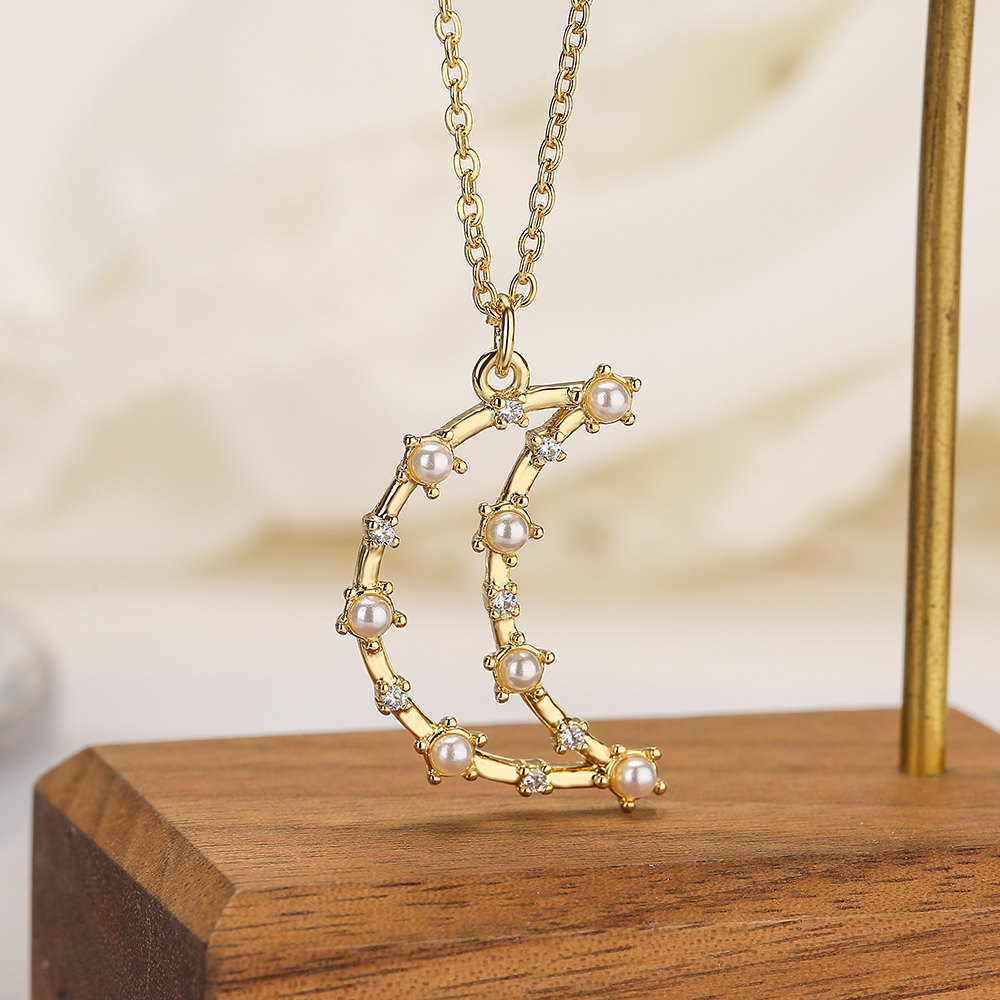 Einfacher Stil Pendel Mond Libelle Kupfer 18k Vergoldete Künstliche Perlen Zirkon Anhänger Halskette In Loser Schüttung display picture 3