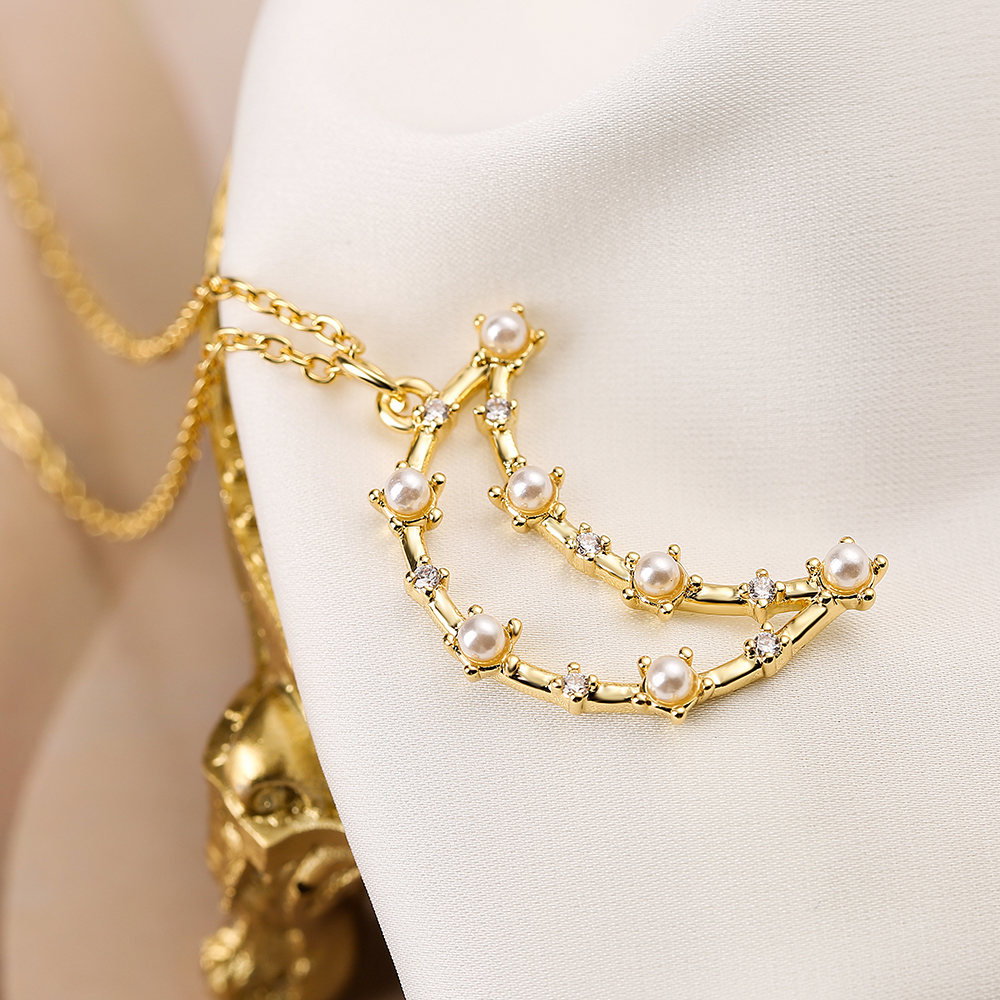 Einfacher Stil Pendel Mond Libelle Kupfer 18k Vergoldete Künstliche Perlen Zirkon Anhänger Halskette In Loser Schüttung display picture 2