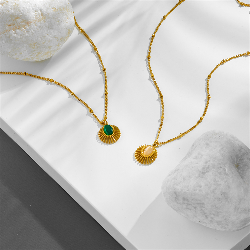 Titan Stahl 18 Karat Vergoldet Lässig Retro Überzug Inlay Runden Malachit Opal Halskette Mit Anhänger display picture 1