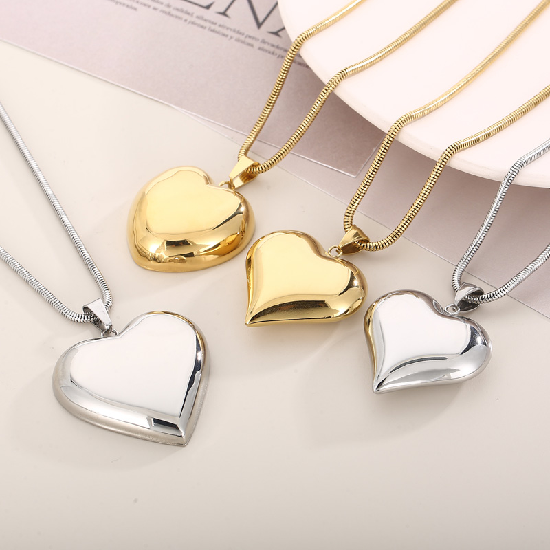 Titanium Steel 18K Gold Plated Vacation Chain Heart Shape Pendant Necklace display picture 1
