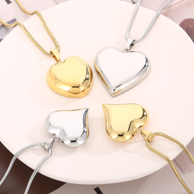Titanium Steel 18K Gold Plated Vacation Chain Heart Shape Pendant Necklace display picture 3