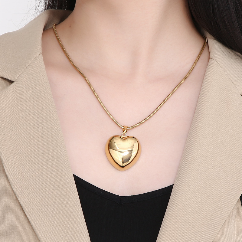 Titanium Steel 18K Gold Plated Vacation Chain Heart Shape Pendant Necklace display picture 5