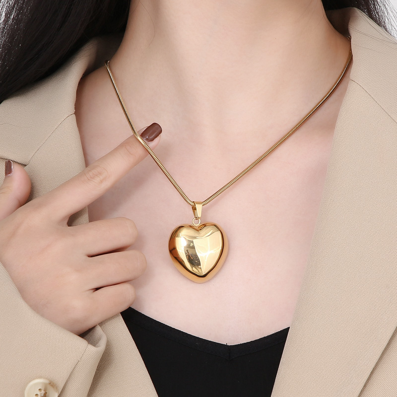Titanium Steel 18K Gold Plated Vacation Chain Heart Shape Pendant Necklace display picture 4