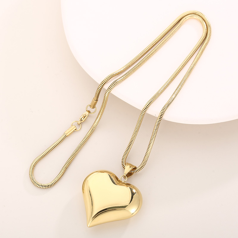 Titanium Steel 18K Gold Plated Vacation Chain Heart Shape Pendant Necklace display picture 8