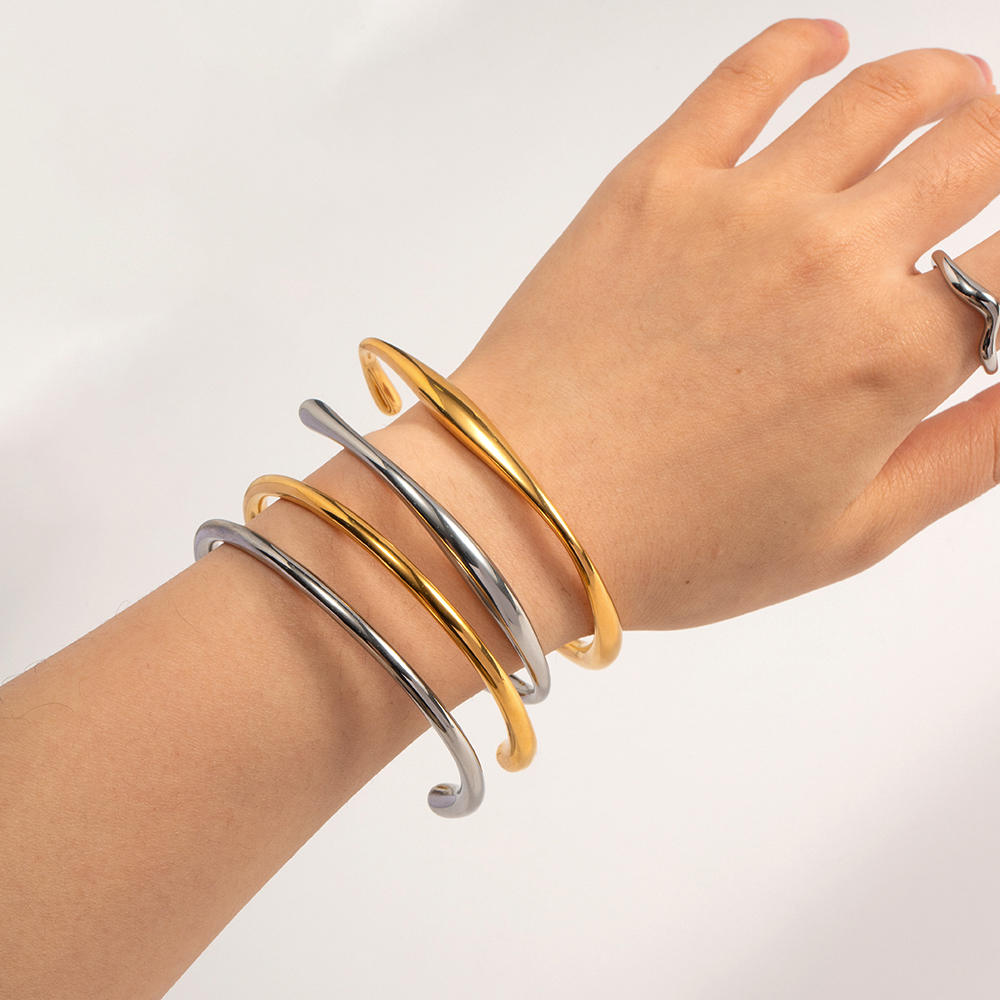Simple Style Solid Color Stainless Steel Plating 18k Gold Plated Cuff Bracelets display picture 1