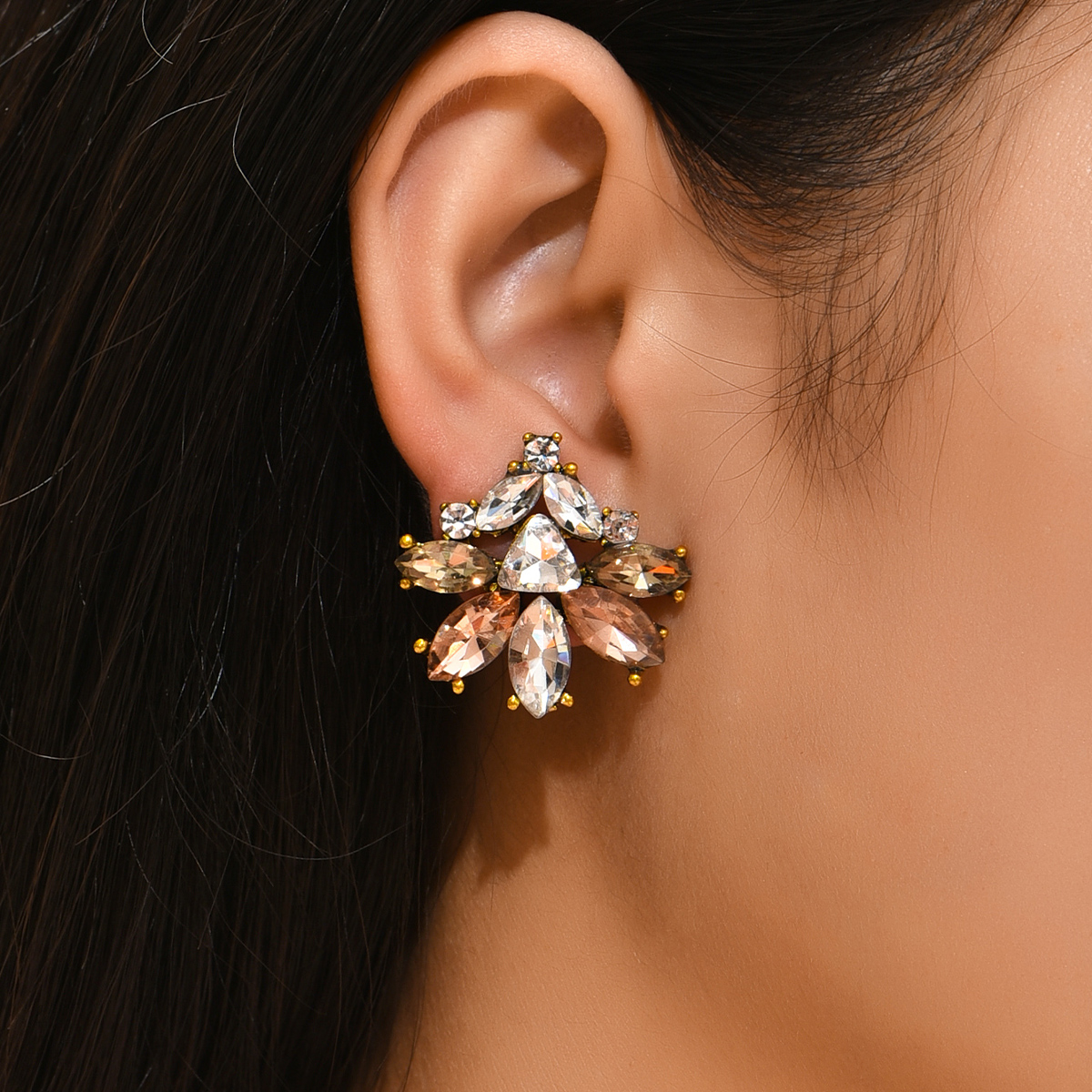 Elegant Retro Luxurious Geometric Alloy Inlay Artificial Gemstones Women's Ear Studs display picture 3