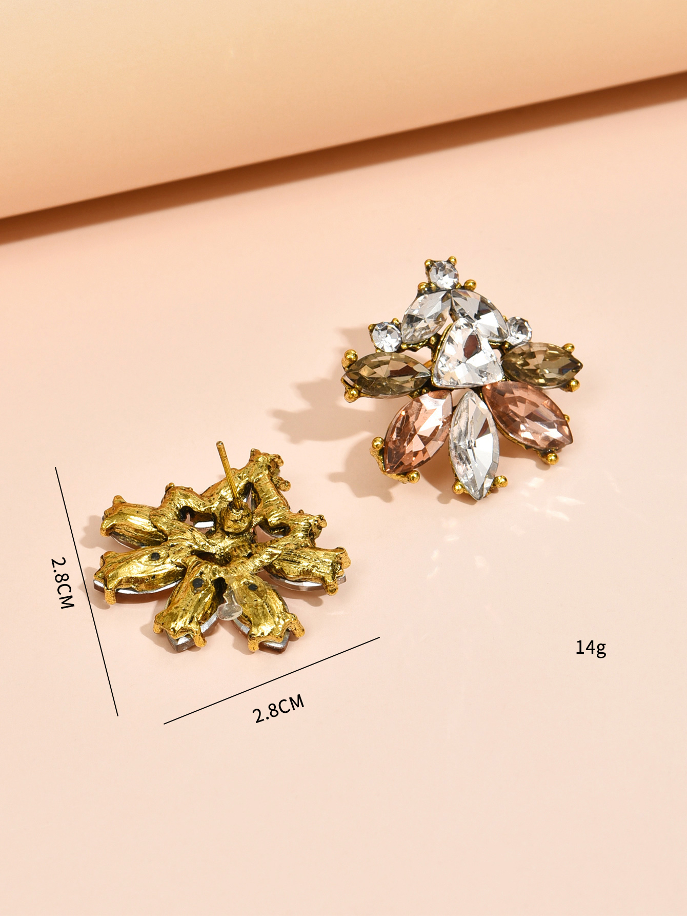 Elegant Retro Luxurious Geometric Alloy Inlay Artificial Gemstones Women's Ear Studs display picture 5