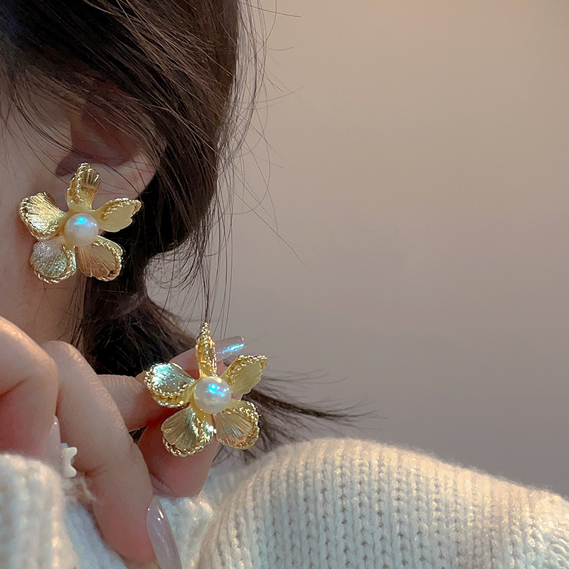 Estilo Moderno Estilo Coreano Flor Aleación Embutido Perlas Artificiales Chapado En Oro Mujeres Pendientes display picture 5