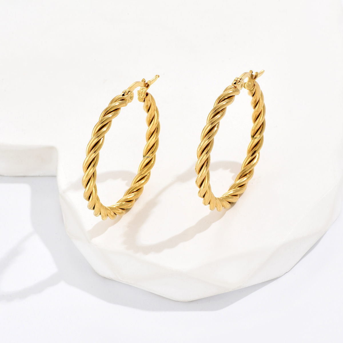 1 Pair Casual Simple Style Round Plating 201 Stainless Steel 18K Gold Plated Hoop Earrings display picture 1