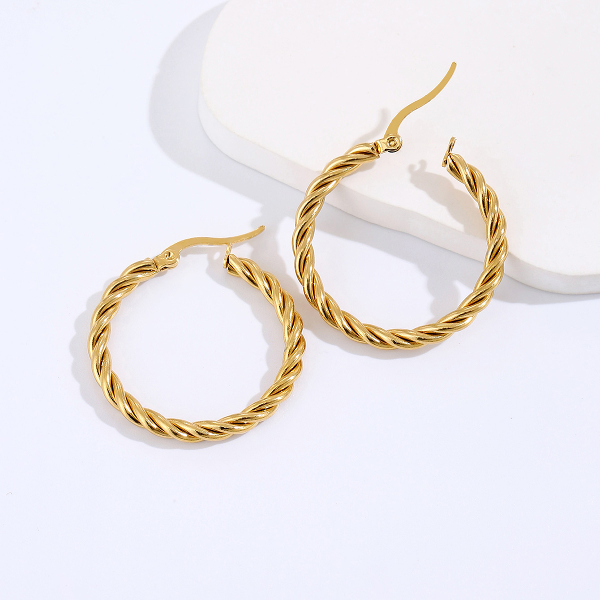1 Pair Casual Simple Style Round Plating 201 Stainless Steel 18K Gold Plated Hoop Earrings display picture 2