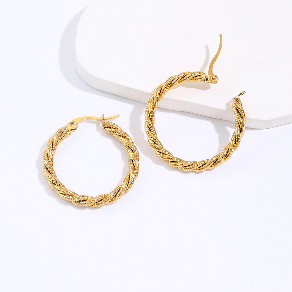 1 Pair Casual Simple Style Round Plating 201 Stainless Steel 18K Gold Plated Hoop Earrings display picture 8