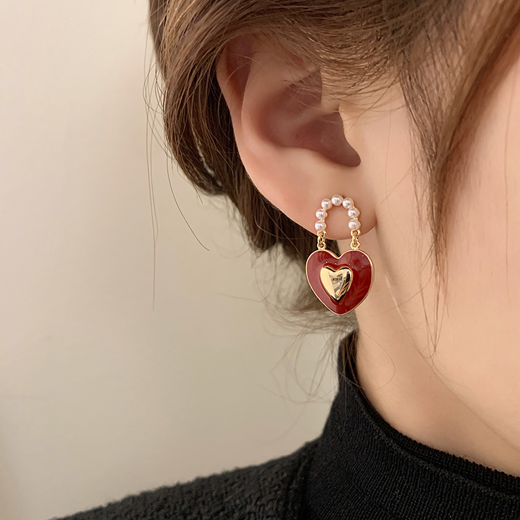 Elegant Sweet Heart Shape Chain Alloy Enamel Hollow Out Inlay Pearl Women's Drop Earrings display picture 3