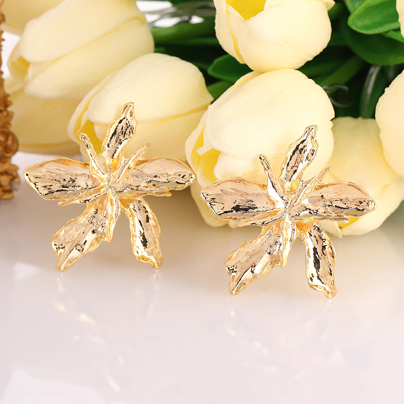 Elegant Leaves Flower Metal Plating Gold Plated Women's Ear Studs display picture 3